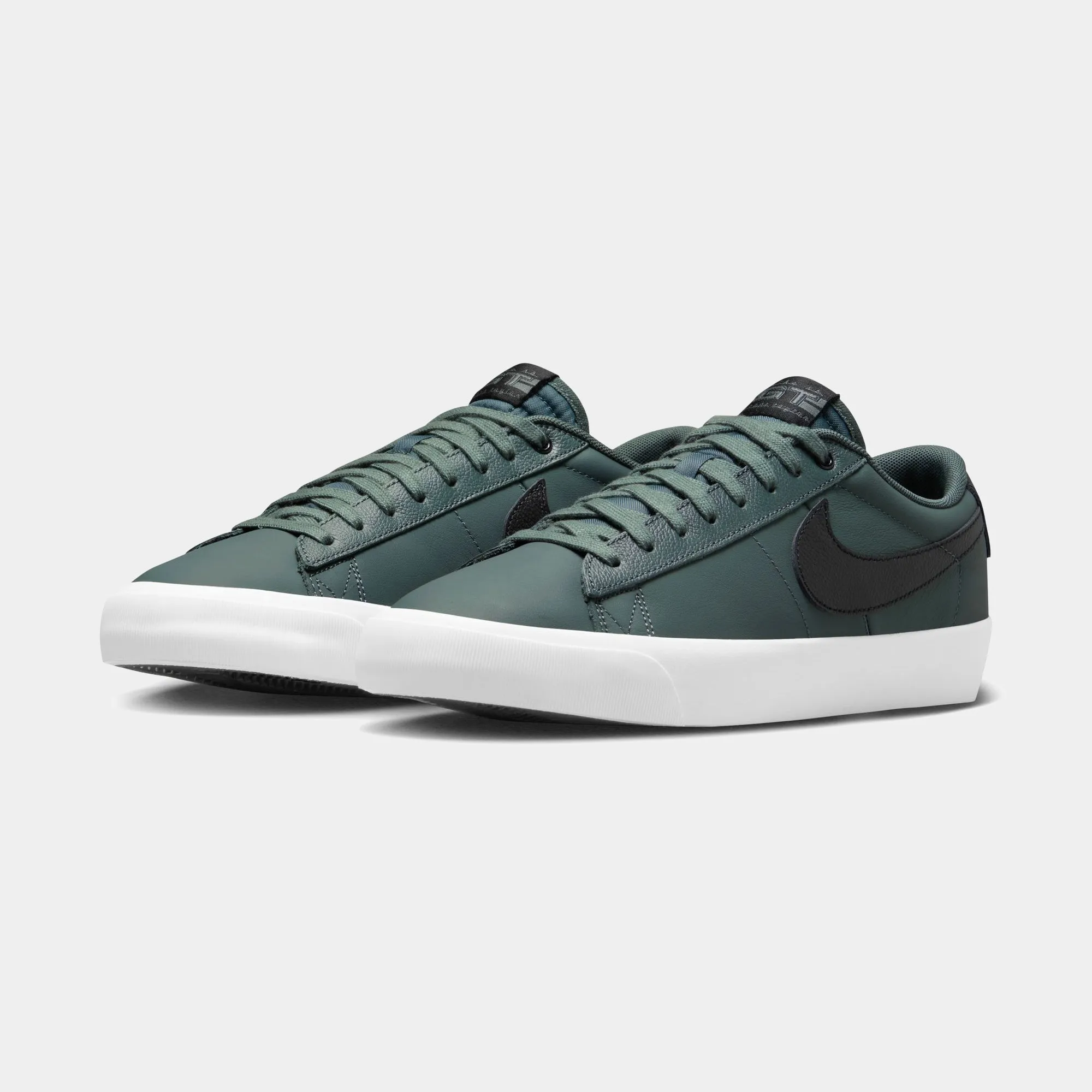 NIKE SB BLAZER LOW PRO GT - VINTAGE GREEN/BLACK