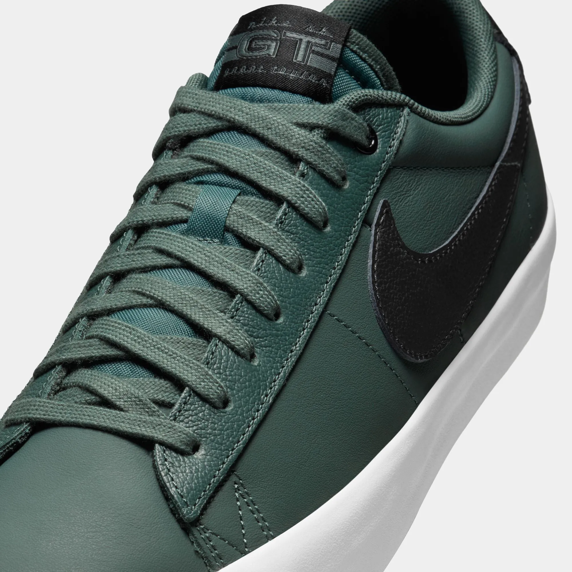 NIKE SB BLAZER LOW PRO GT - VINTAGE GREEN/BLACK